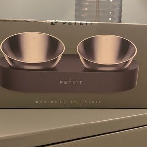 Adjustable metal feeding bowl. Bowls can be flat or tilted for ease of eating.